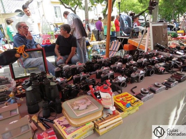 Puesto de cámaras de fotos en la Feira da Ladra