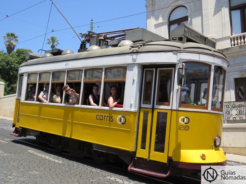 Tranvía bajando por Alfama