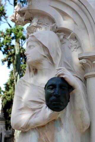 Escultura en el Cementerio de los Placeres de Lisboa